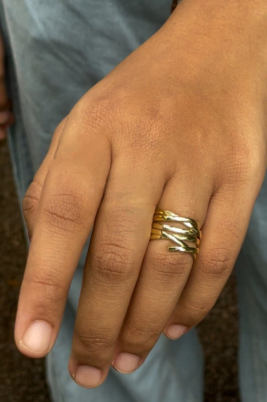 Adjustable twisted spiral ring