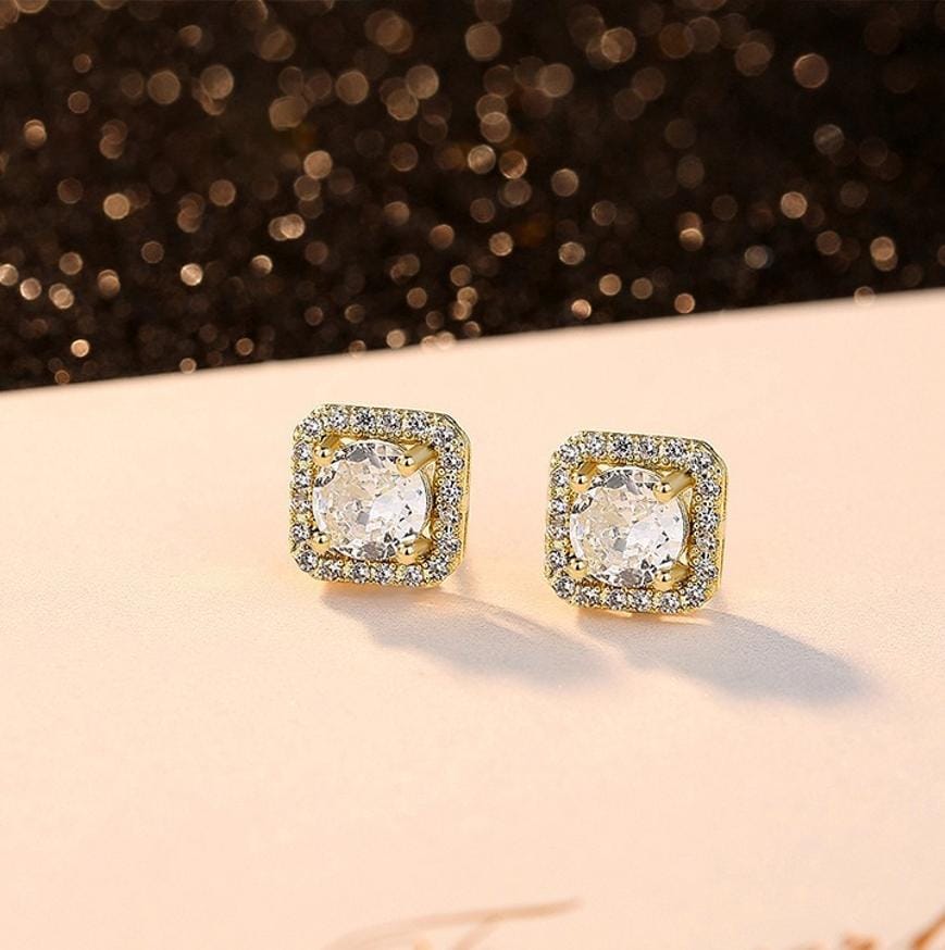 Gold studs earring